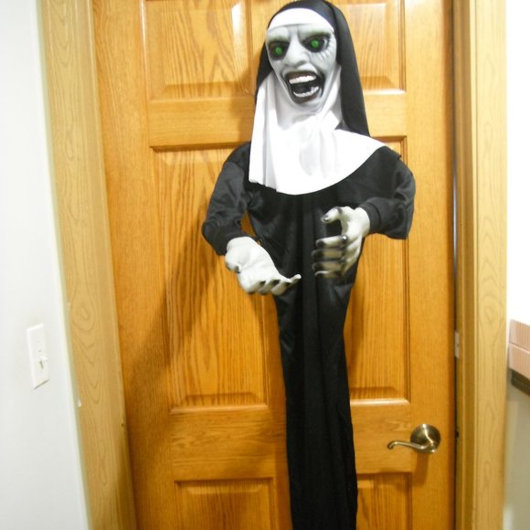 The Nun Latex Mask And Nun Groundbreaker/Hanging Decoration - Picture 14 of 16